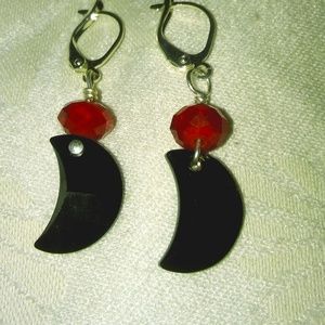 Aretes con cristal en forma de luna.